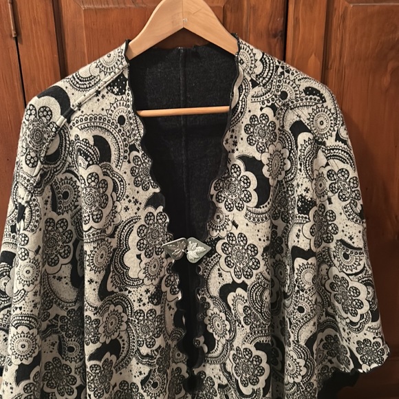 Reversible Shawl Wrap - Picture 3 of 7